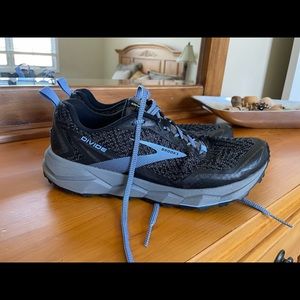 Women’s Brooks Divide trail running shoe, size 10
